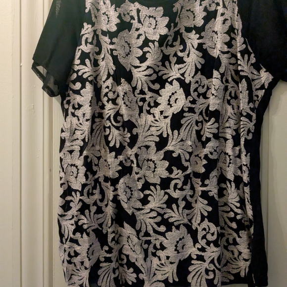 Elegant Black and White Floral Lace Top - Picture 1 of 3
